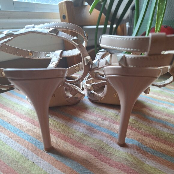 Nude Patent Pointy Toe Heels - Picture 4 of 8